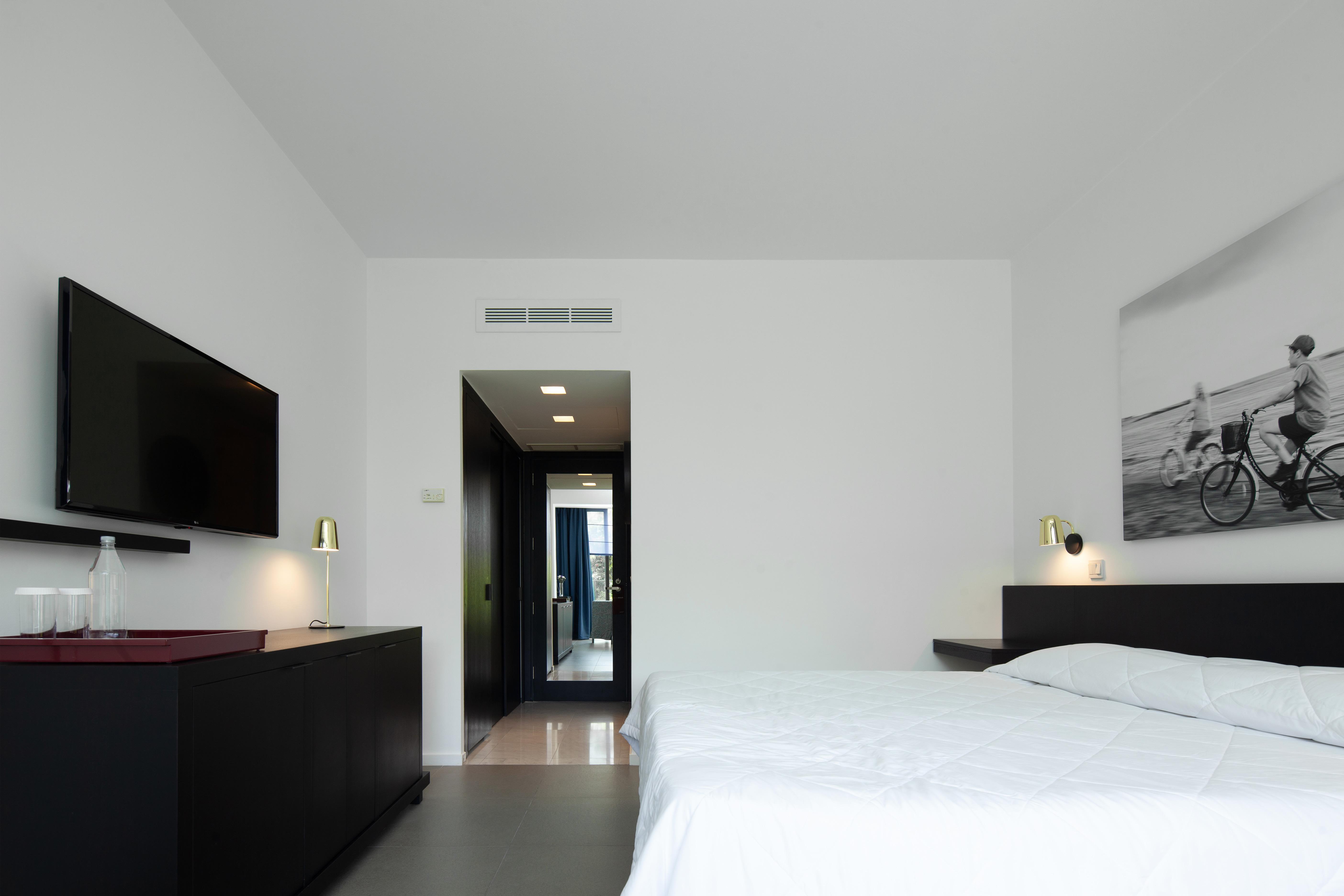 Almyra Hotel Paphos Ngoại thất bức ảnh A room at the hotel