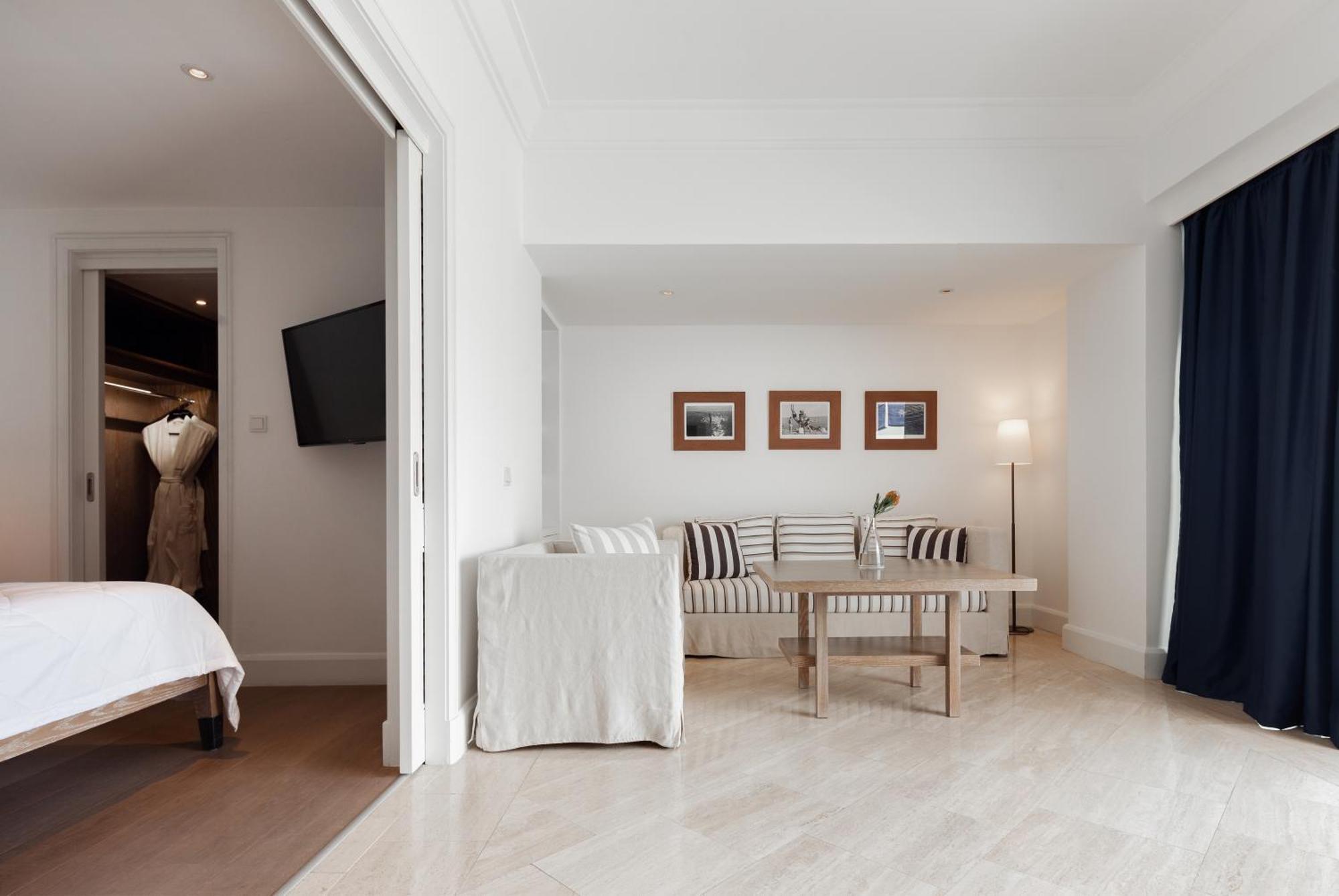 Almyra Hotel Paphos Ngoại thất bức ảnh A suite at the hotel