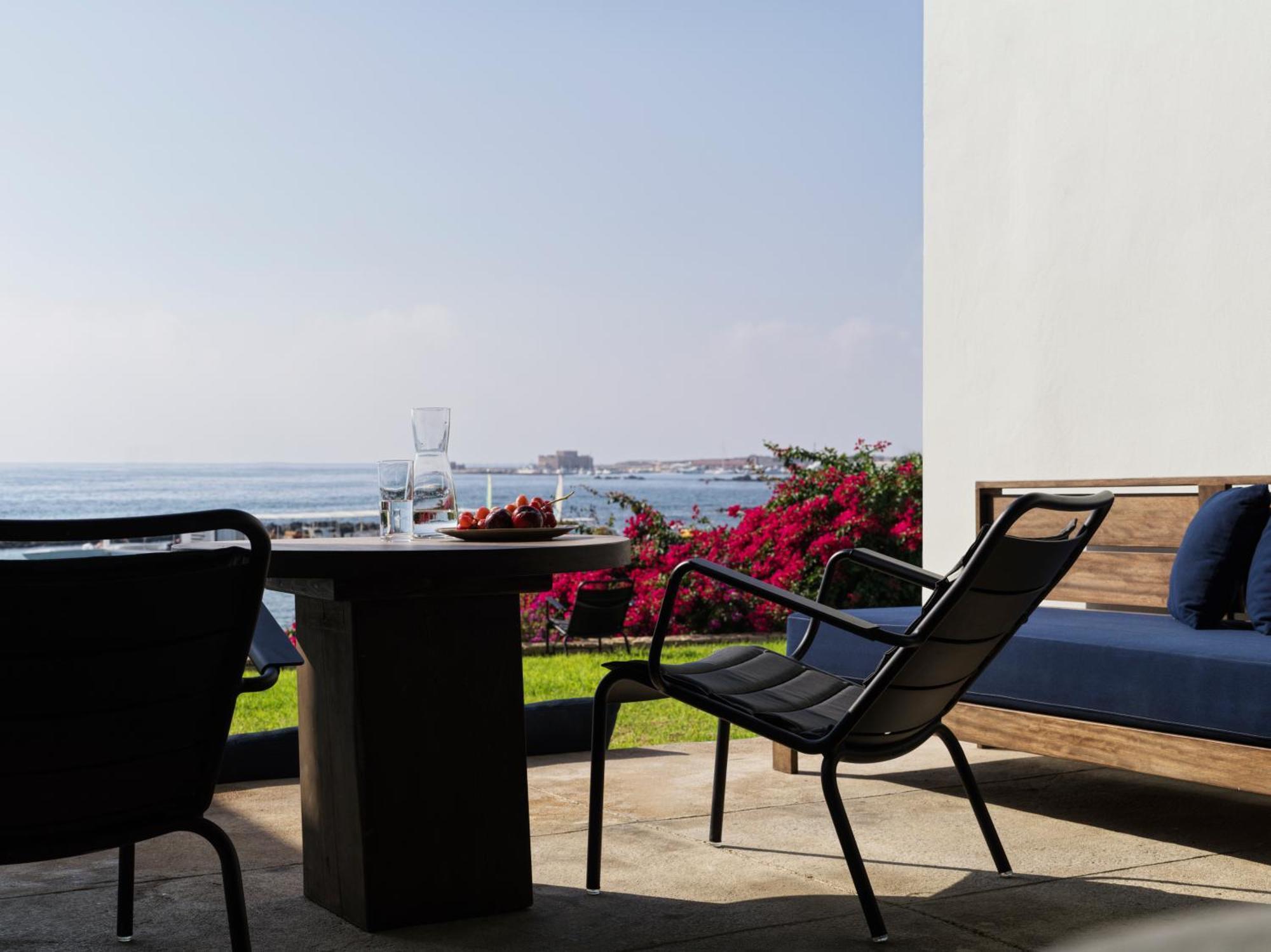 Almyra Hotel Paphos Phòng bức ảnh View from the hotel